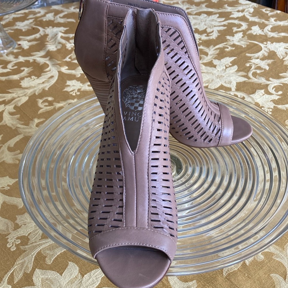 Vince Camuto New Unworn peep toe zipper back camel color high heels size 7m
